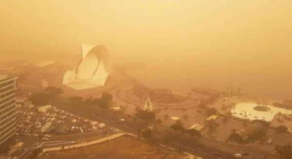 Santa Cruz de Tenerife covered by the haze. Source.